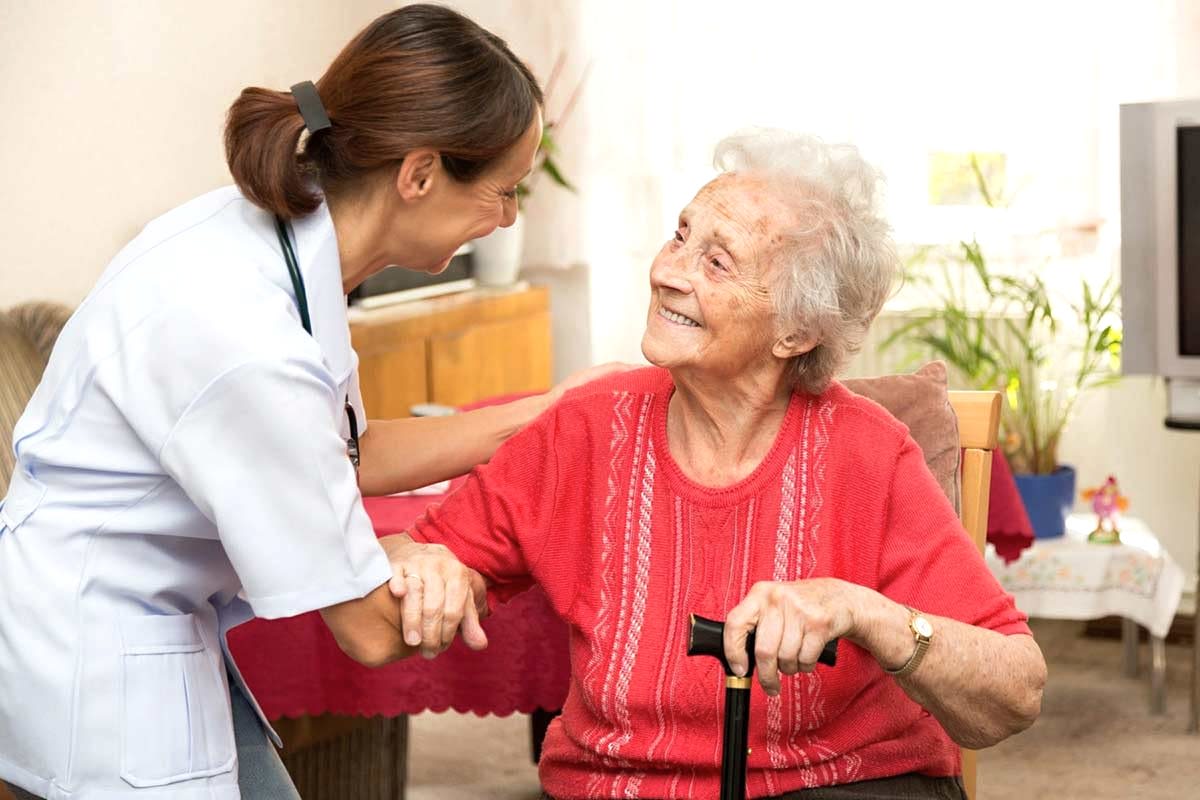 опытная сиделка