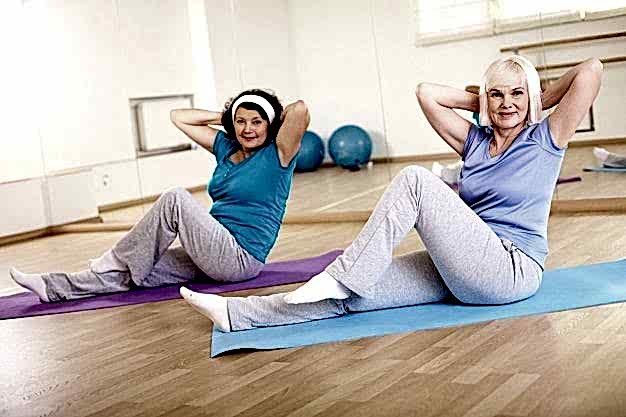 пенсионеры занимаются спортом