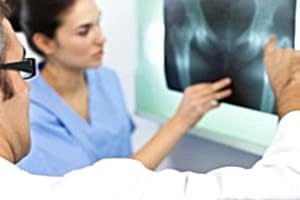 врачи смотрят снимок